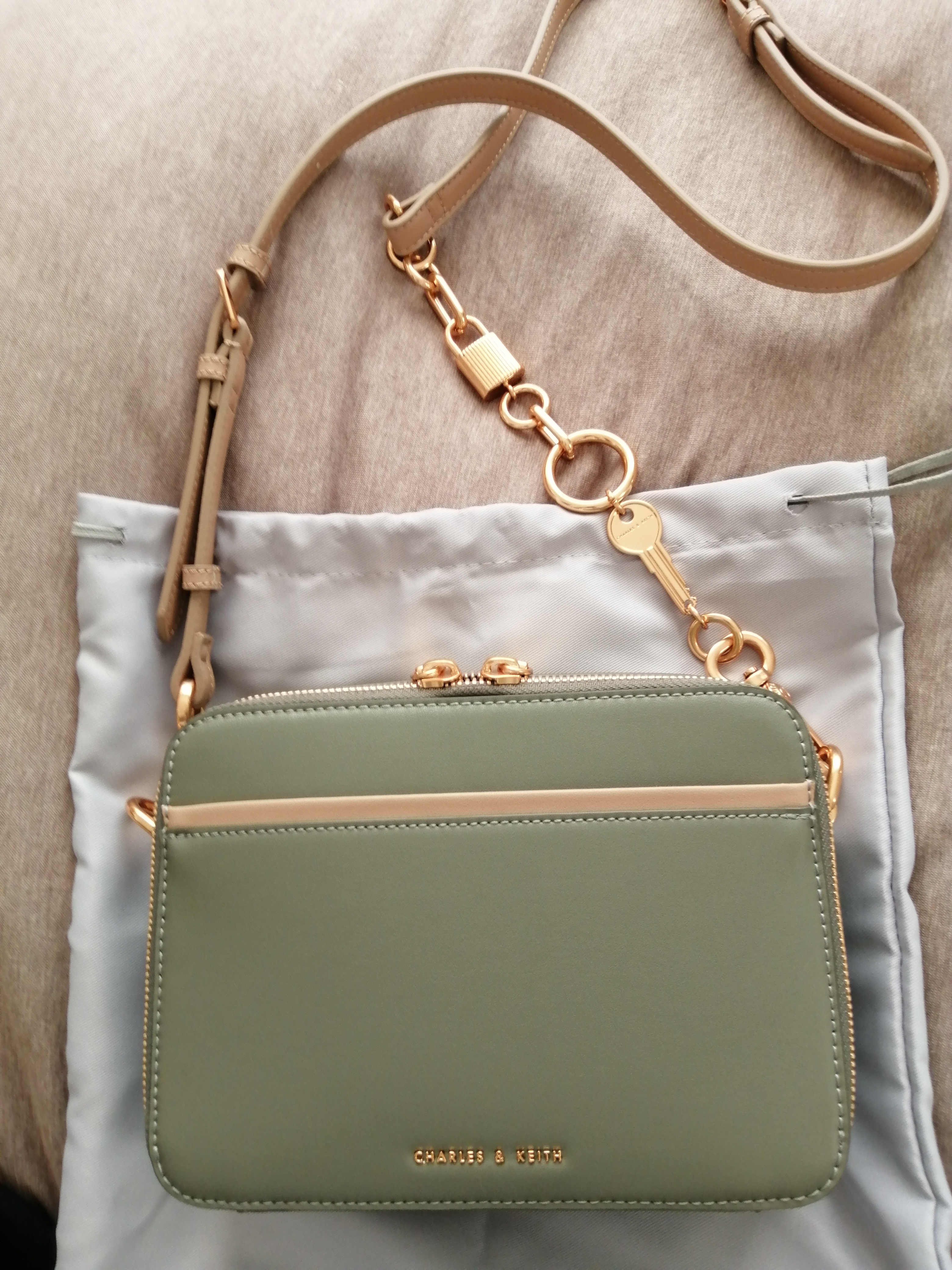 CHARLES & KEITH ダブルジップ クロスボディバッグ 【再入荷