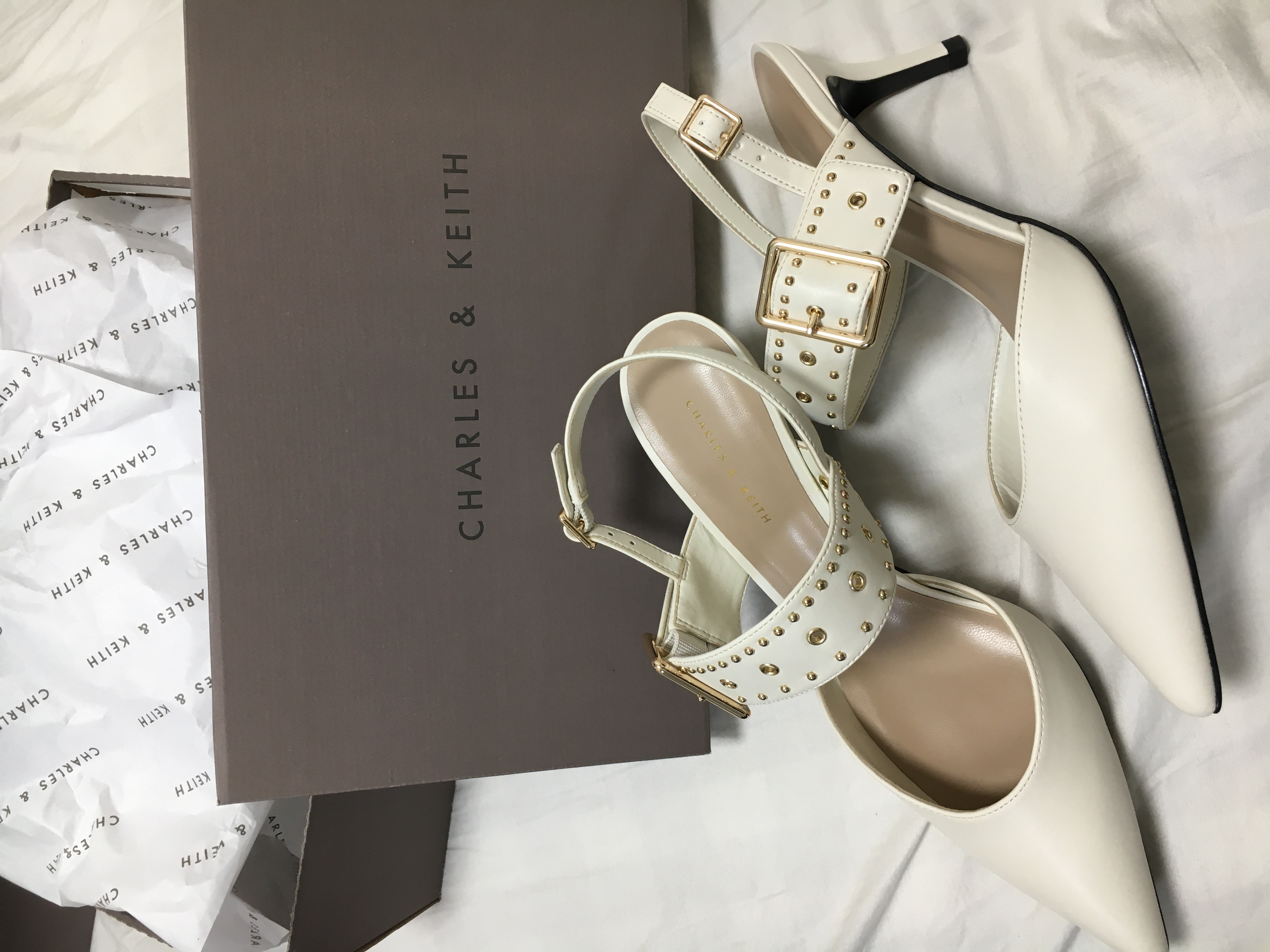 CHARLES & KEITH（チャールズ & キース）の「スタッズ スリング
