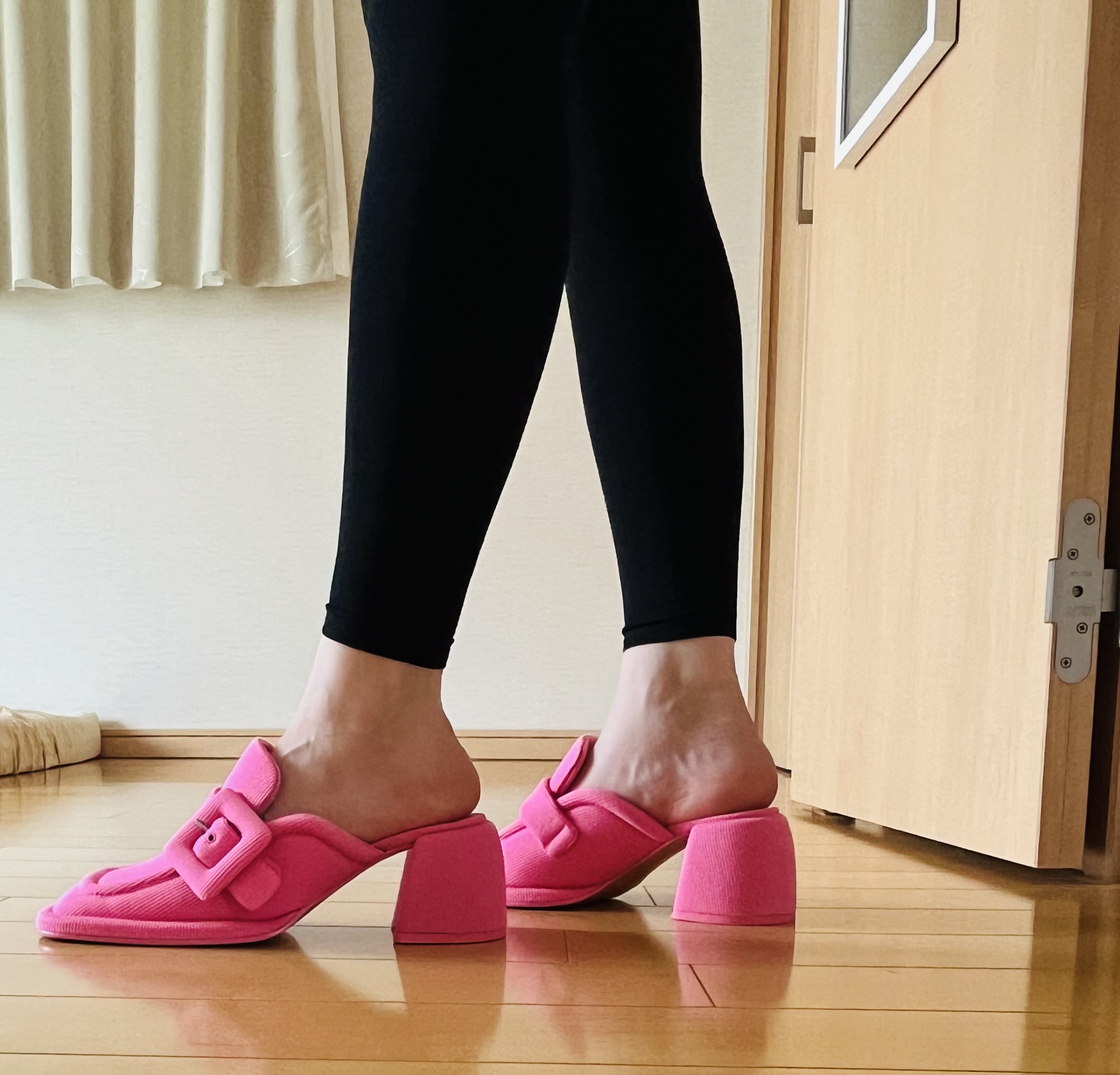 D'I C ピンクレザー ミュール CHARLES & KEITH バックル ローファーミュール （Pink