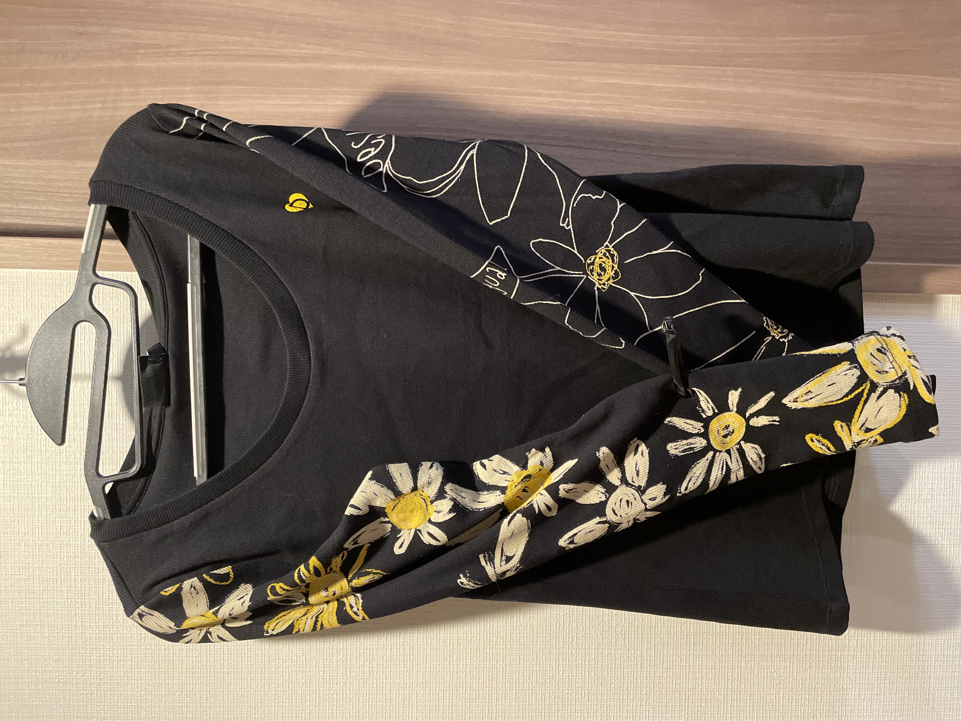 デシグアル Desigual 花柄 リブ編みTシャツ （グレー/ブラック） デシグアル Desigual 花柄 リブ編みTシャツ （グレー/ブラック