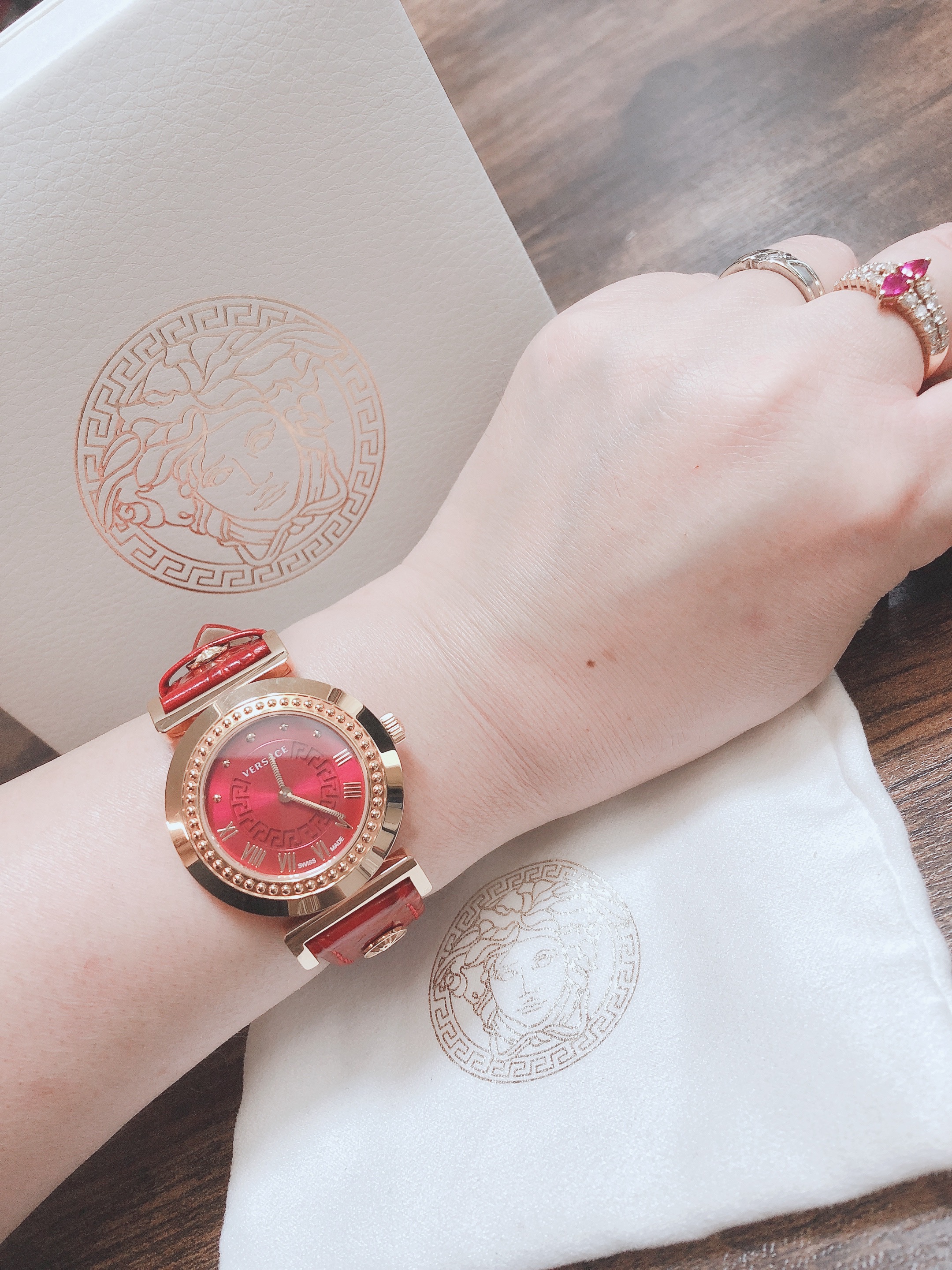 極美品箱/証VERSACEヴェルサーチヴァニティレディース腕時計ホワイトクォーツ VERSACE WATCH ヴェルサーチェ VERSACE ヴァニティ レディース